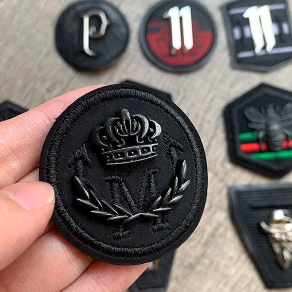 Patchs de broderie en cuir PU noir rond en métal 3D, appliques de vêtements, badge d'équation de couronne, autocollant à rayures, coudre sur les vêtements TecClothing