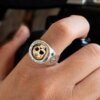 27802-8a5f82.jpg Bague de motard tĂȘte de mort gothique, conception de documents en or, bijoux de qualitĂ© supĂ©rieure