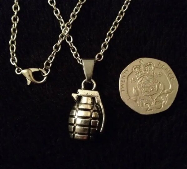 Collier pendentif à breloque grenade fait à la main, arme de chaîne de 17 pouces, bombe de l'armée Deadpool, charme 3D, cadeau mignon – Image 2
