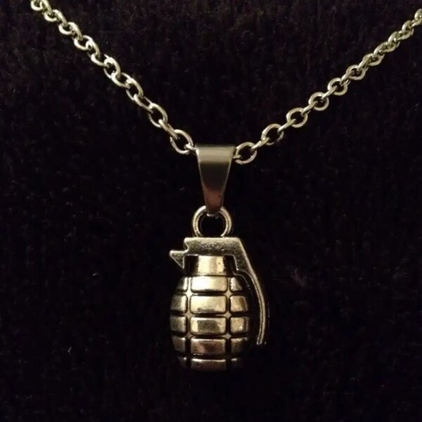 Collier pendentif à breloque grenade fait à la main, arme de chaîne de 17 pouces, bombe de l'armée Deadpool, charme 3D, cadeau mignon